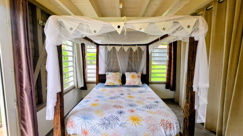 Chambre avec lit à baldaquin, au rez-de-chaussée
