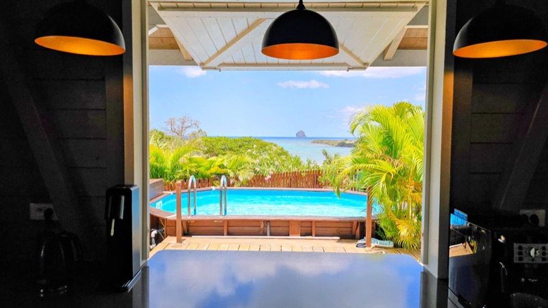 La vue sur la piscine et la mer depuis la cuisine